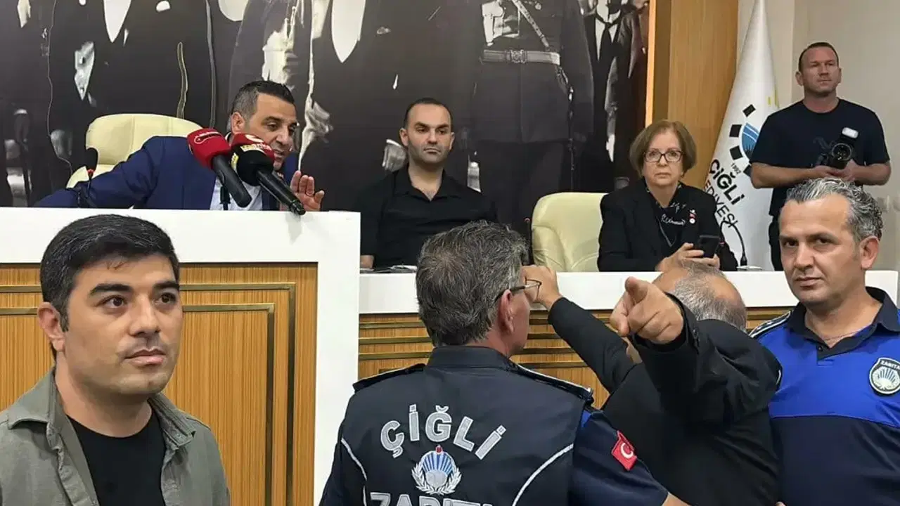 AKP’ye Geçen Başkana Protesto: Su Şişesi Fırlatıldı!
