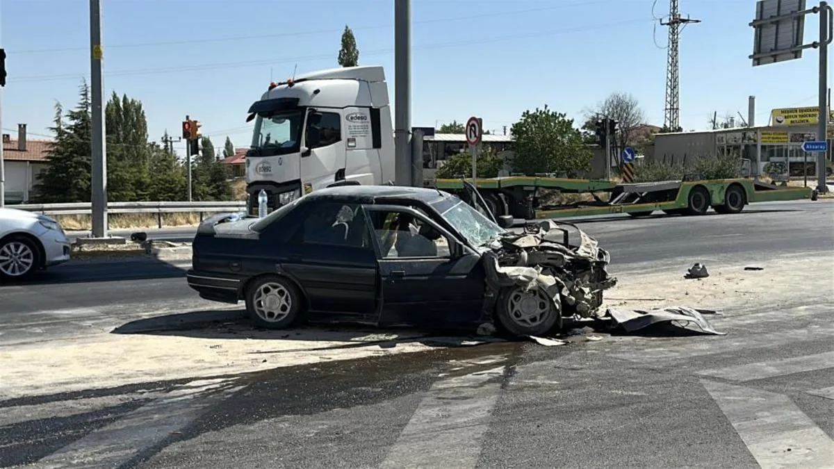 Aksaray’da Trafik Kazası: Otomobil Vince Çarptı!