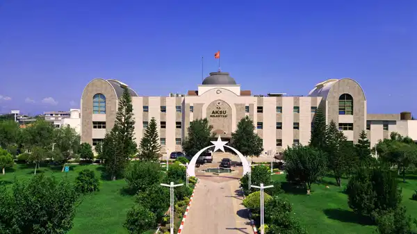 Aksu Belediyesi’nde İstifa Şoku: 3 Yardımcı Ayrıldı!