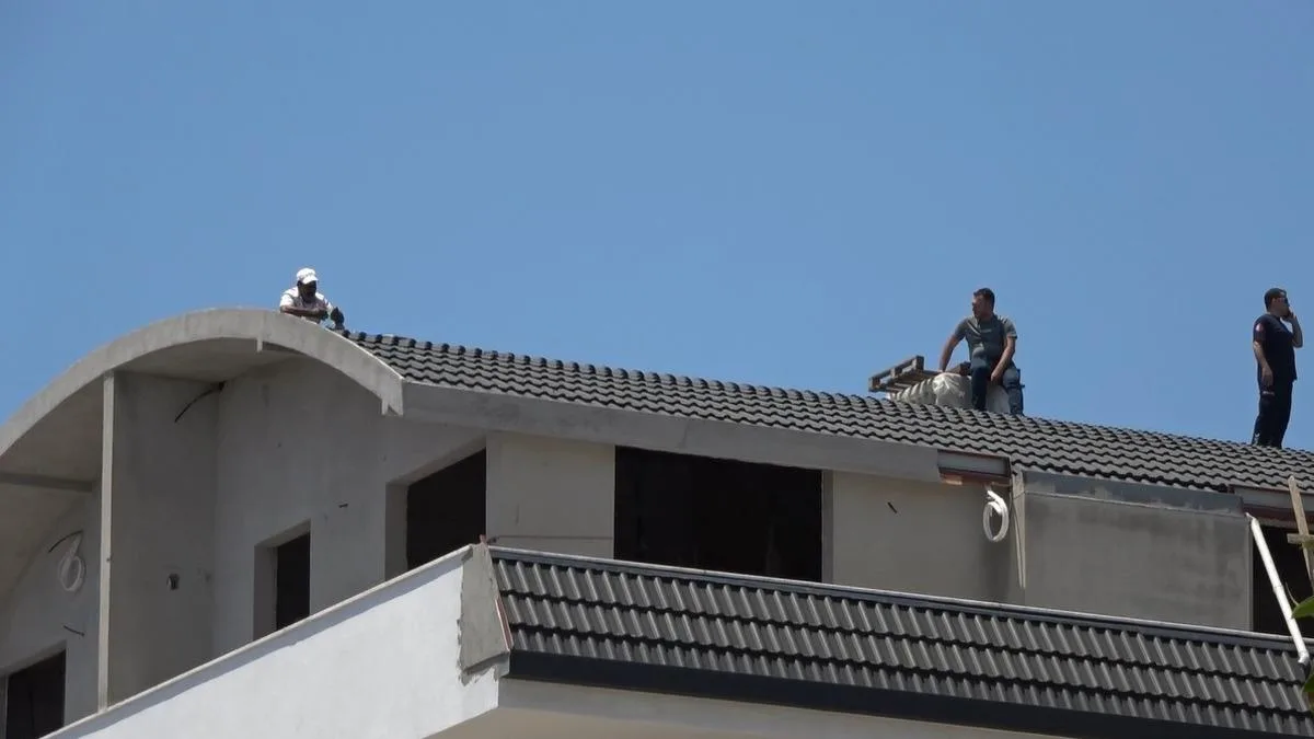 Alanya’da Bunalım Geçiren Şahıs Çatıdan İndirildi