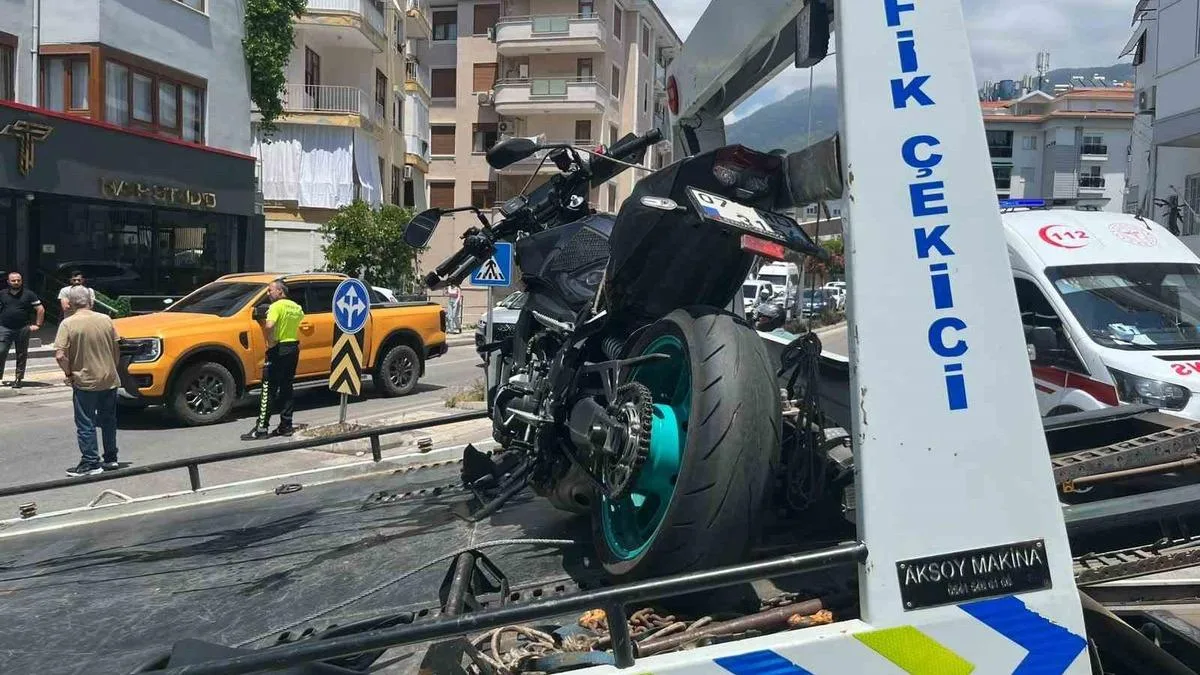 Alanya’da Motosiklet-Otomobil Çarpışması: 1 Yaralı