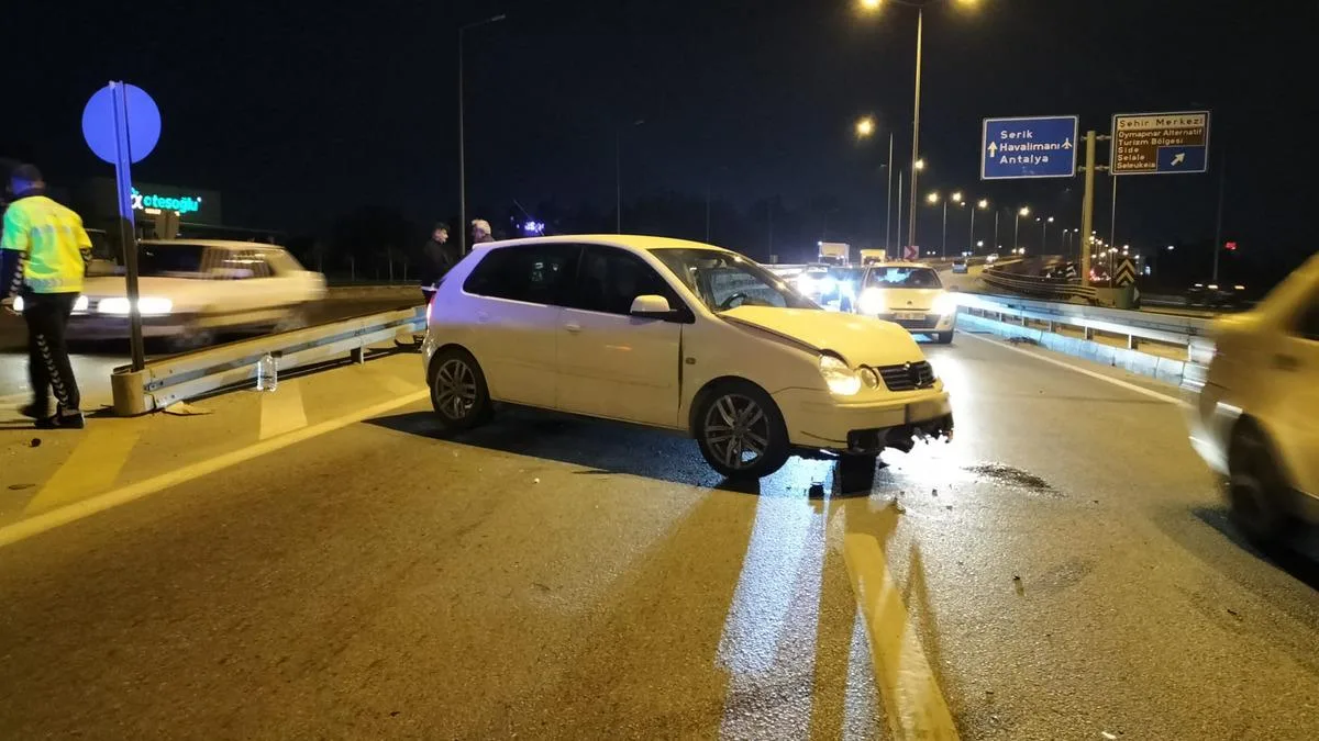 Alanya’da Otomobil Bariyerlere Çarptı: İki Yaralı