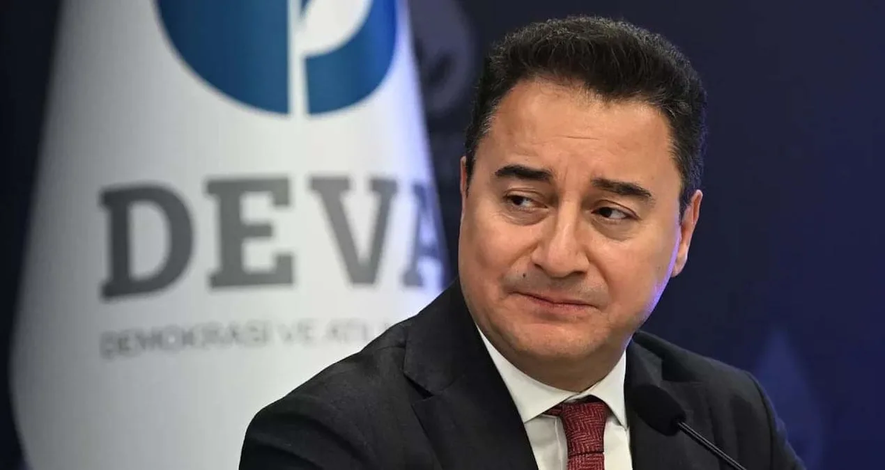 Ali Babacan’ın Uçağına Merdiven Çarptı!