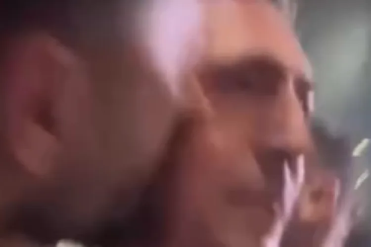 Ali Koç’a Taraftardan Sürpriz Öpücük!