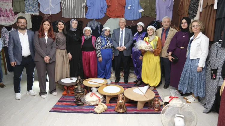 Alikahya İZMEK’te Yıl Sonu Sergisi Büyük İlgi Gördü