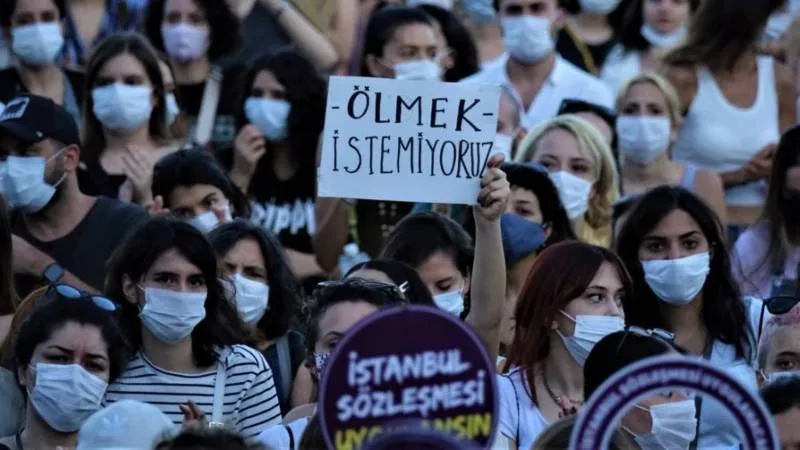Alkol Sorunlu Eş, Durakta Kafasından Vuruldu!