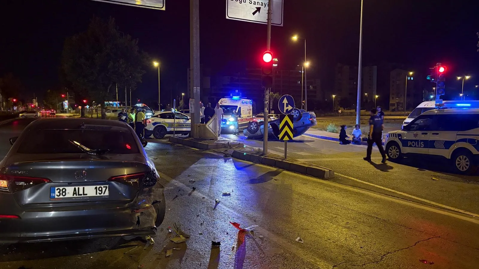 Alkollü Sürücü Işıkta Bekleyen Araca Çarptı!