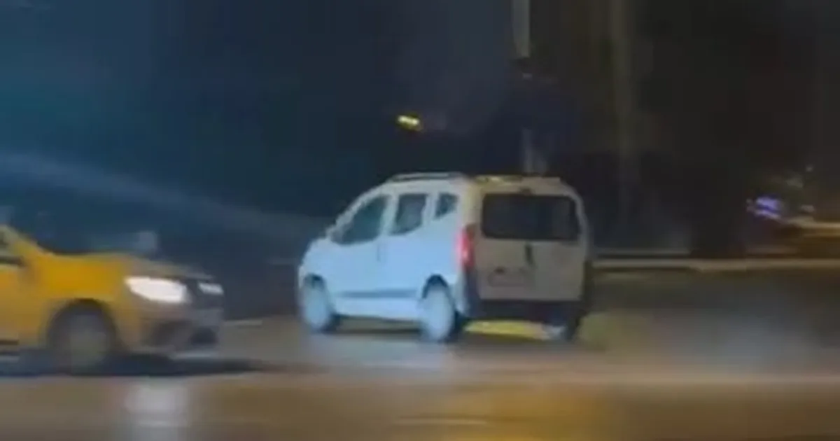 Alkollü Sürücü Trafik Direğine Çarptı, Kaçtı!