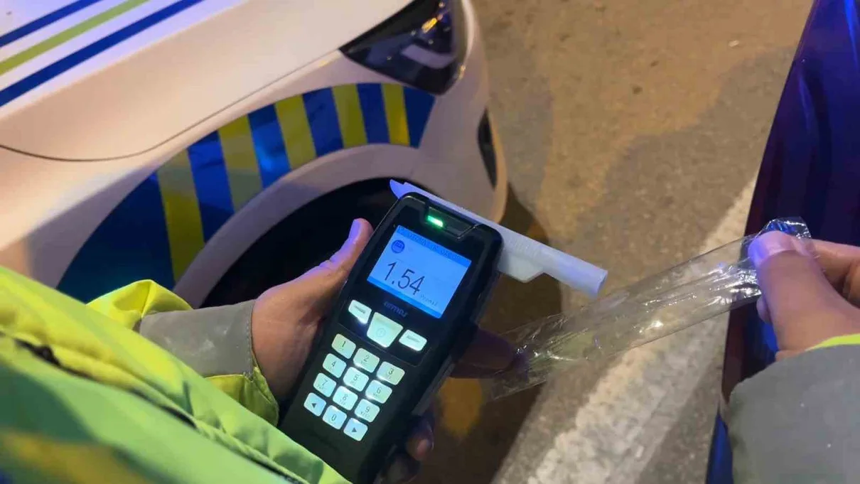 Alkollü Sürücü Uygulama Kaçarken Trafik Lambasına Çarptı