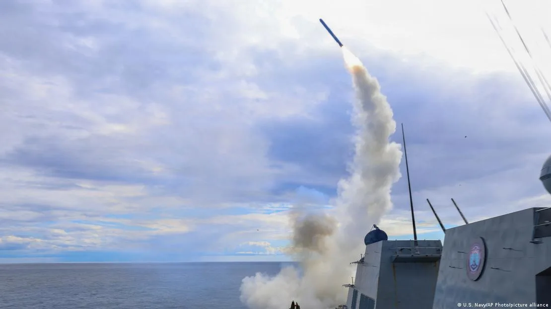 ABD donanmasına bağlı USS Thomas Hudner destroyerinden fırlatılan bir Tomahawk füzesi.