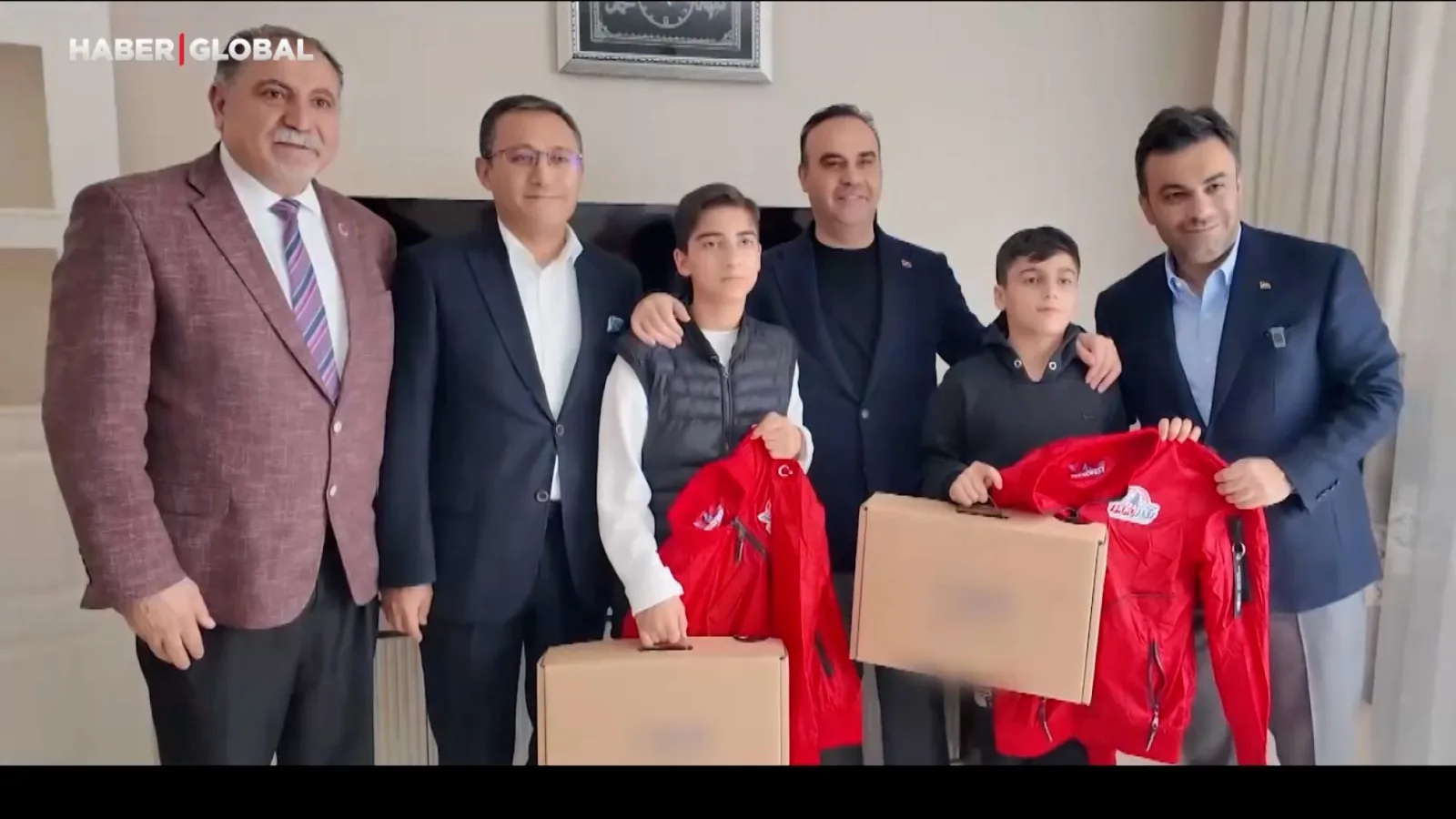 Altın Çocuklara Bakan’dan Övgü ve Hediye!