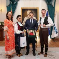 1783507010<em>727</em>Altin-Karagoz-ekiplerinden-Baskan-Vekili-Bibaya-ziyaret.jpeg