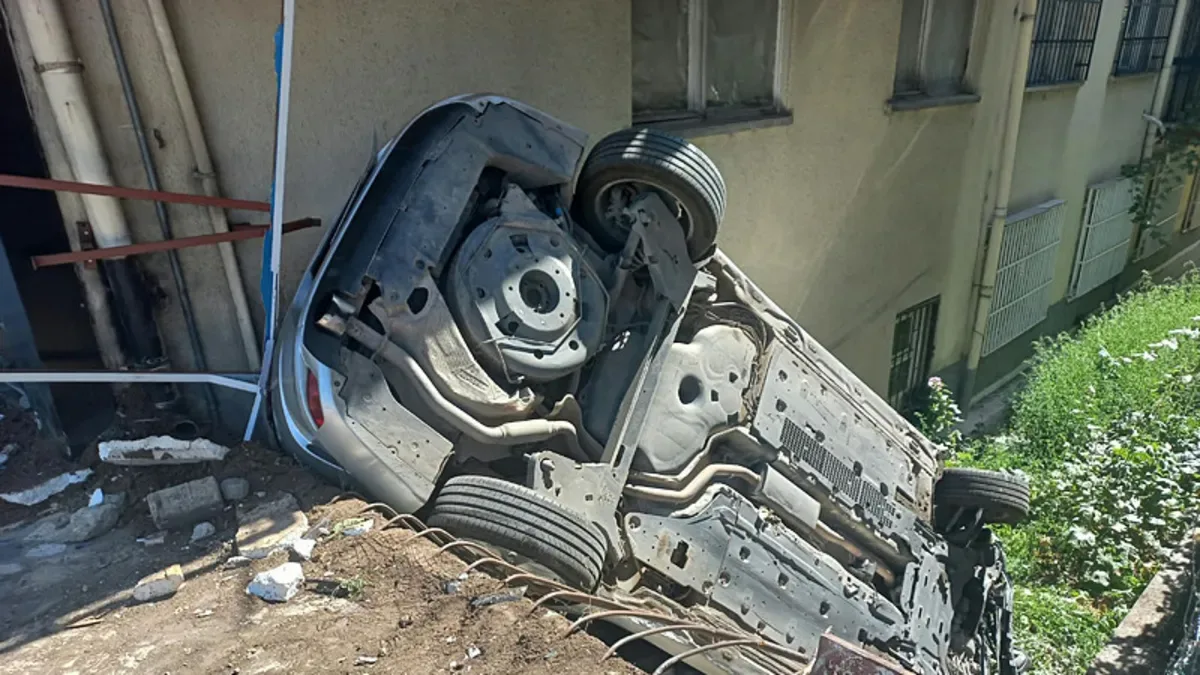 Altındağ’da Kaza: Otomobil Bahçeye Devrildi!