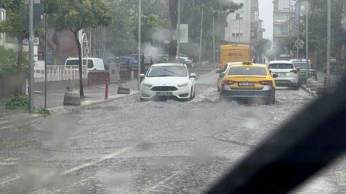 Amasra’da 15 Dakikalık Sağanak Hayatı Felç Etti