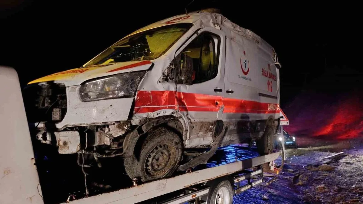 Ambulans Devrildi: 5 Yaralı, Anne ve Bebek Tehlikede!