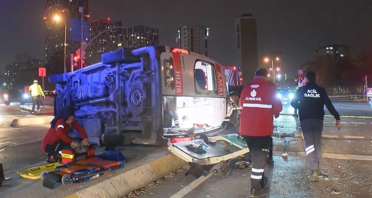 Ambulans Devrildi: Çanakkale Caddesi’nde Kaza!