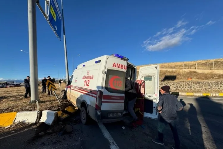Ambulans ile kamyonet çarpıştı: 6 yaralı!