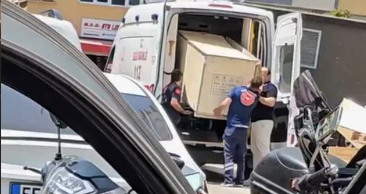 Ambulansa Dolap Yükleyen Sağlıkçılar Tepki Çekti!