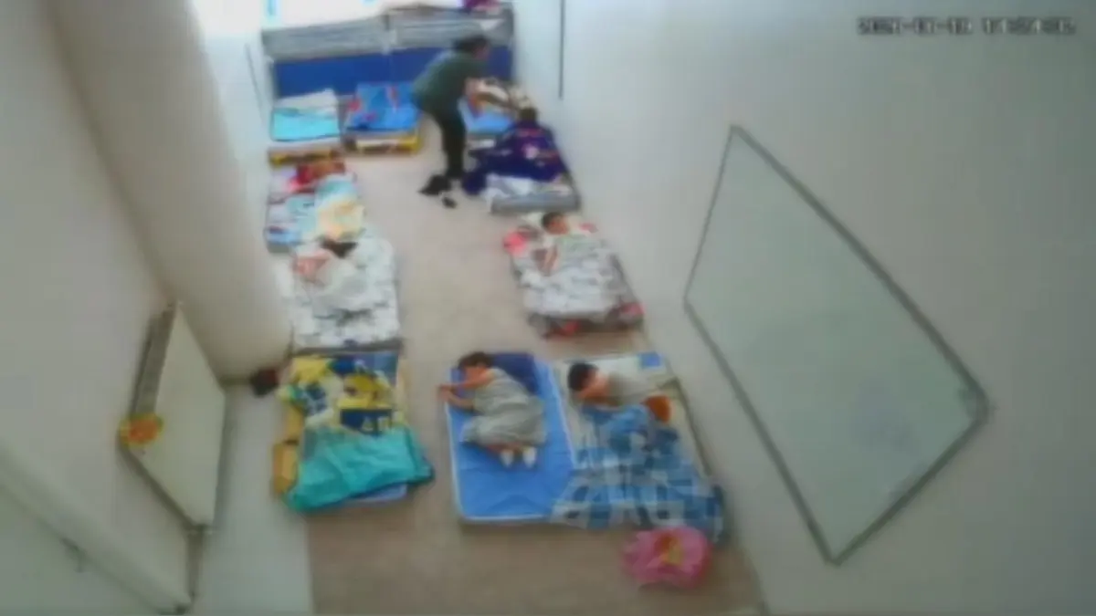 Görüntüler bir anaokulundan... Acımasızca üst üste sopayla vurdu! 3