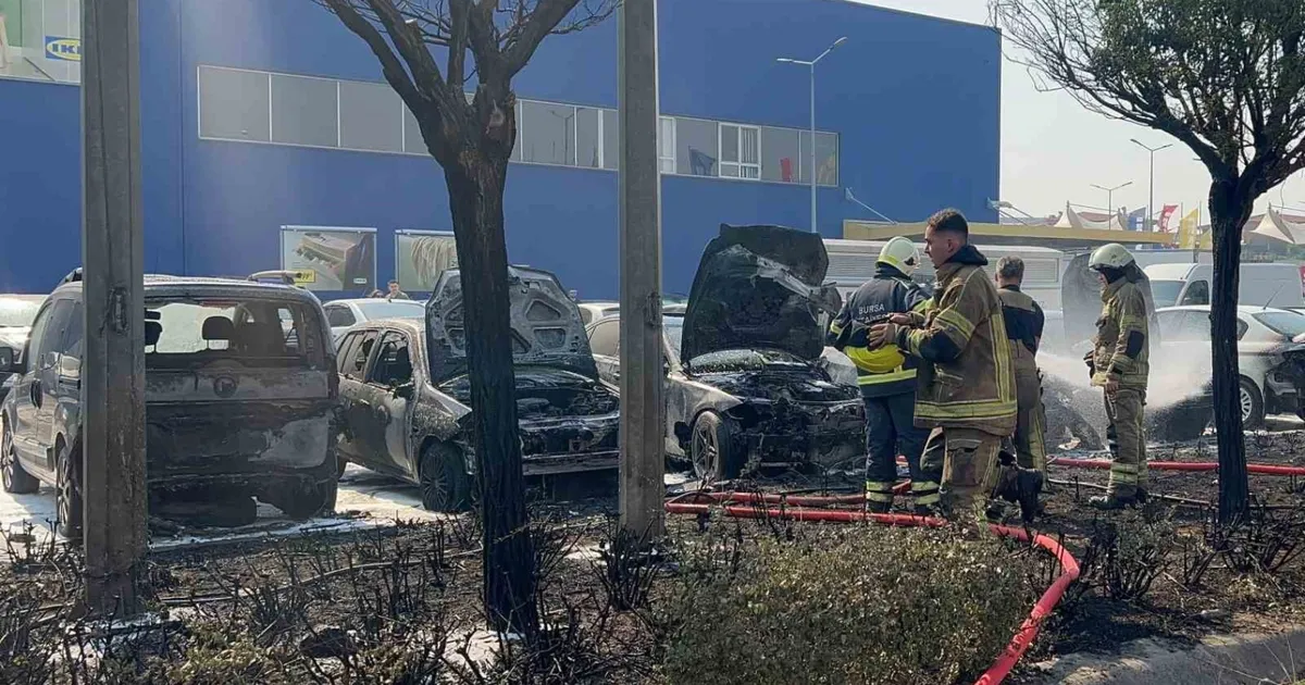 Anatolium AVM Otoparkında Yangın: 6 Araç Yandı!