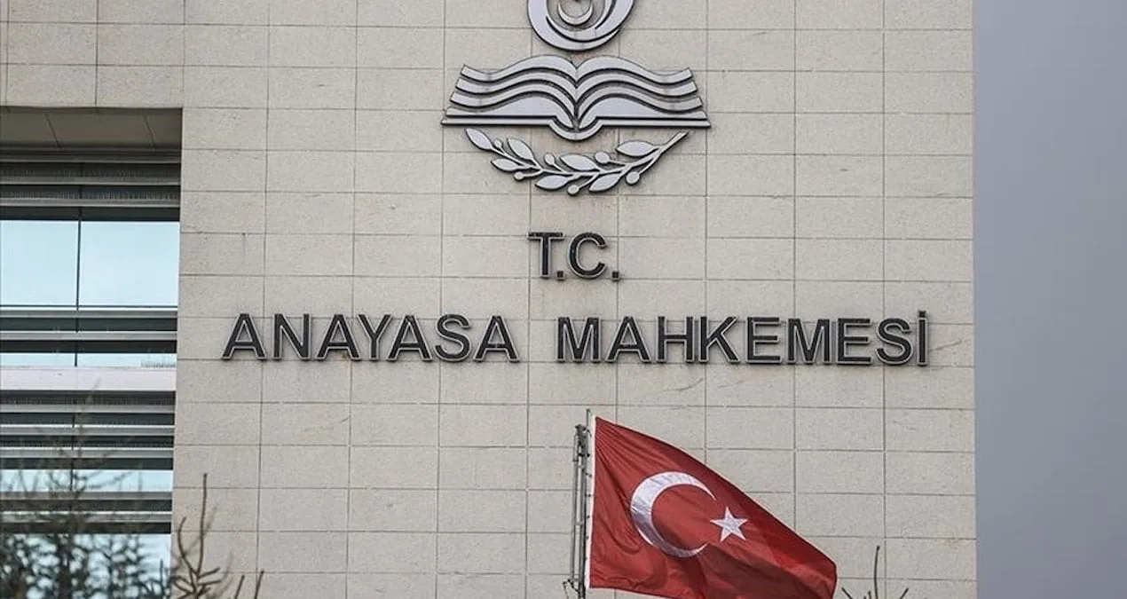 Anayasa Mahkemesi’nden Siyasi Partilere Denetim!