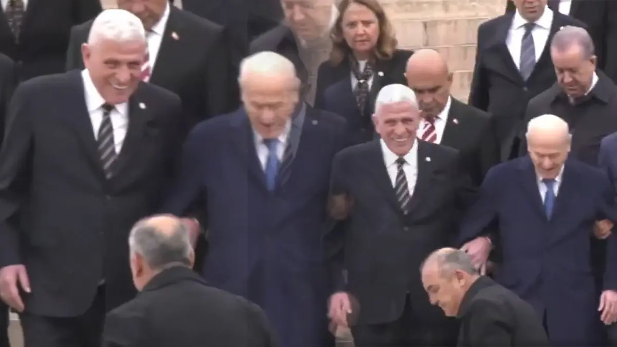 Anıtkabir’de iki lider kol kola: Bahçeli ve Dervişoğlu nun samimi görüntüsü dikkat çekti 3