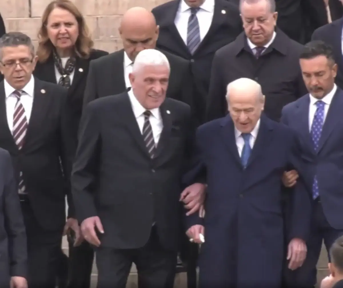 Anıtkabir’de iki lider kol kola: Bahçeli ve Dervişoğlu nun samimi görüntüsü dikkat çekti 4