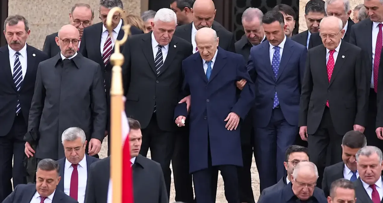 Anıtkabir'deki 'kol kola' görüntüye Dervişoğlu'nun danışmanından açıklama