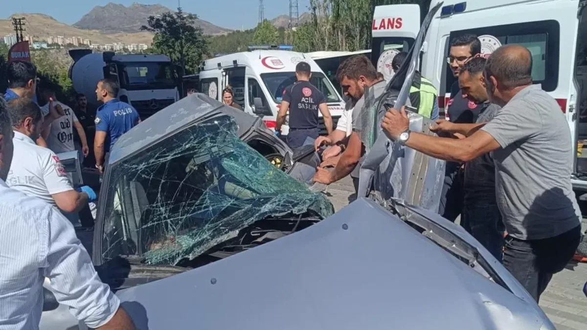 Ankara’da Beton Mikserine Çarpan Araçta 5 Yaralı