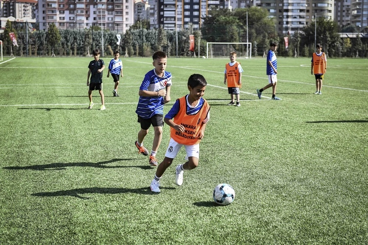 Ankara’da Çocuklar Futbolla Yazı Renklendirdi!