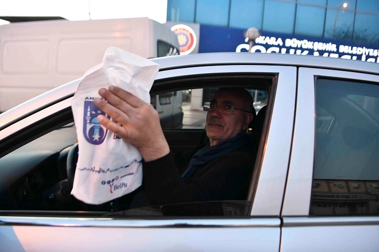 Ankara’da İftara Yolda Kalanlara Kumanya Desteği