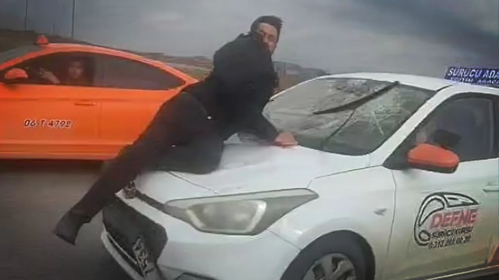 Ankara’da Korkunç Olay: Kaputta 20 Km Sürüklendi!