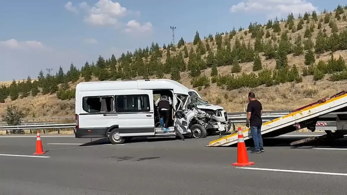 Ankara’da Minibüs TIR’a Çarptı: 7 Yaralı!