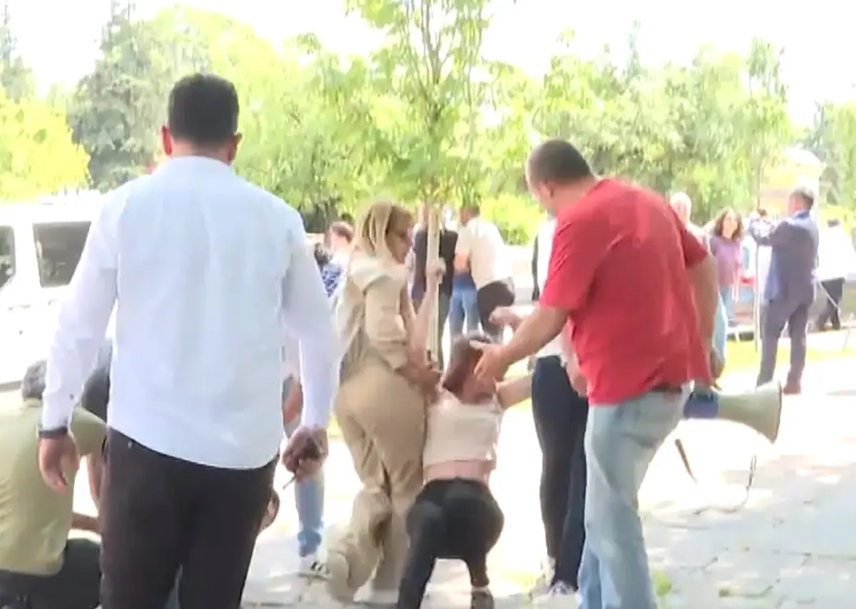 Açlık grevindeki öğretmenlere polis müdahalesi! Gözaltılar var 3