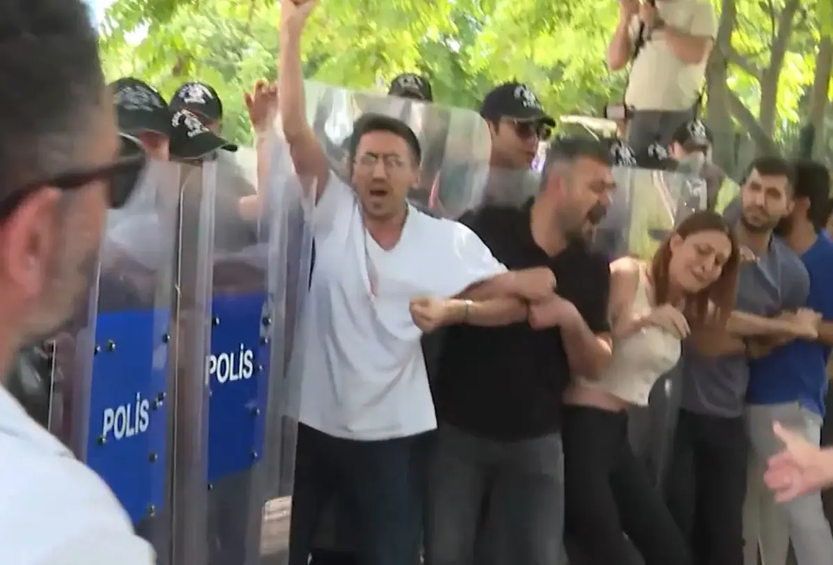 Açlık grevindeki öğretmenlere polis müdahalesi! Gözaltılar var 2