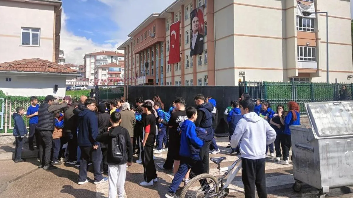 Ankara’da Ortaokulda Silah Paniği! Öğrenciler Poşetle