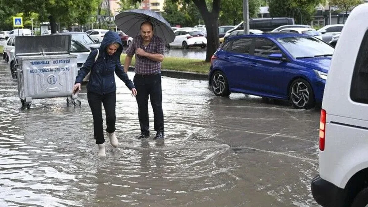 Ankara’da Sağanak Yağış Hayatı Olumsuz Etkiledi