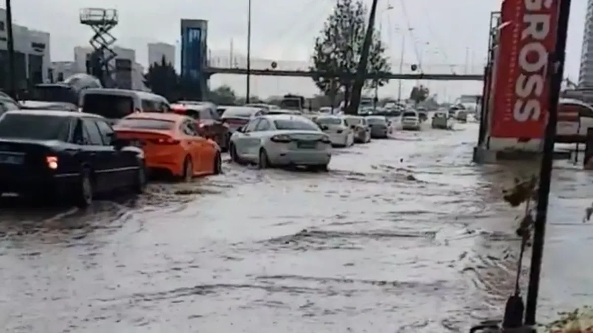 Ankara’da Sağanak Yağış Trafiği Felç Etti!
