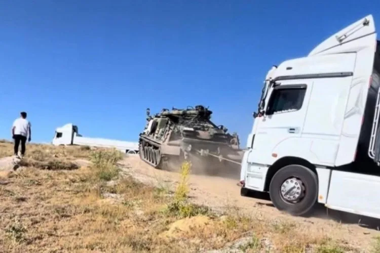 Ankara’da Yolda Kalan Tırlara Tankla Müdahale!