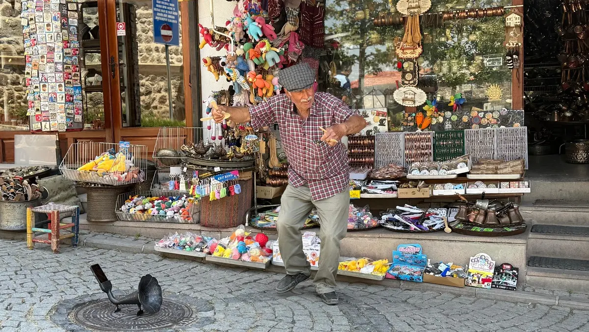 İzlanda Başbakanı'na Ankara'da kaşık oyunu performansını sergileyen adam konuştu: