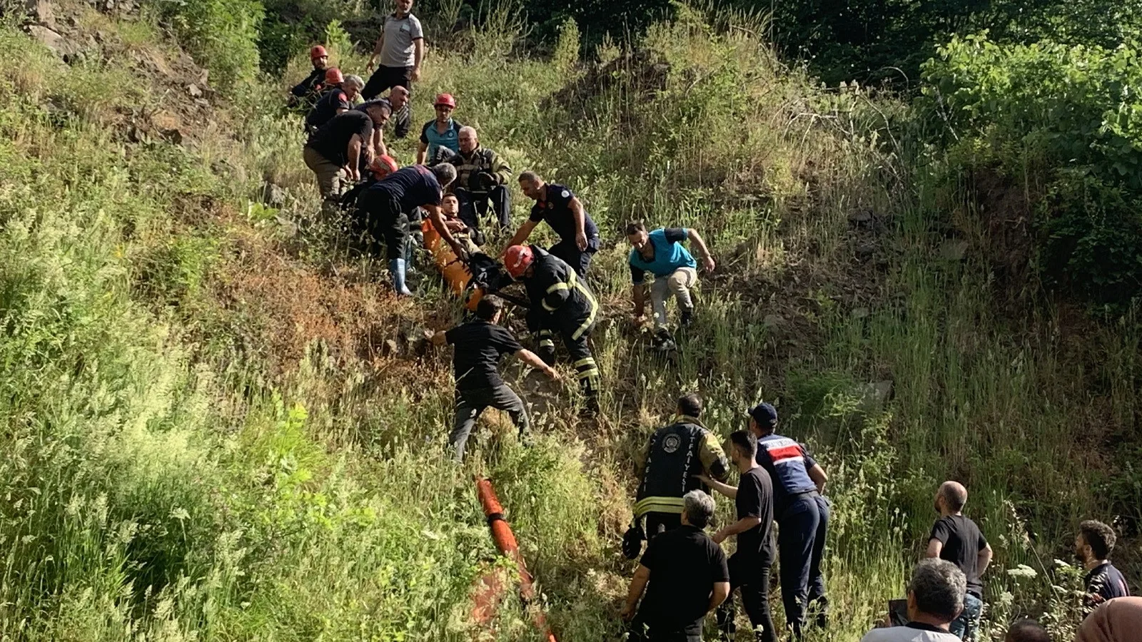 Anne, Çocuklarını Kurtarmak İçin Dereye Atlarken Hayatını Kaybetti