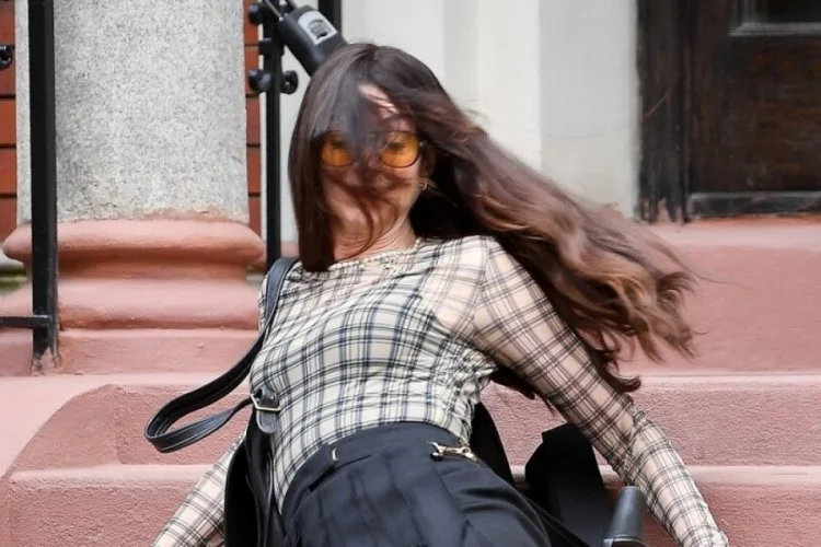 Anne Hathaway Merdivenlerden Düştü, Gözler Üzerinde!