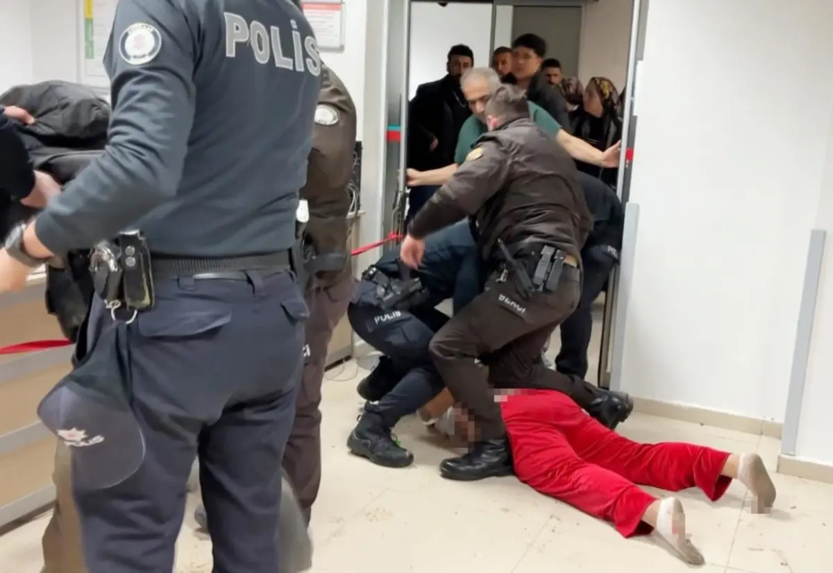 Aynı evde bastığı adamı bıçakladı, annesi herkesin içinde polise tokat attı 2