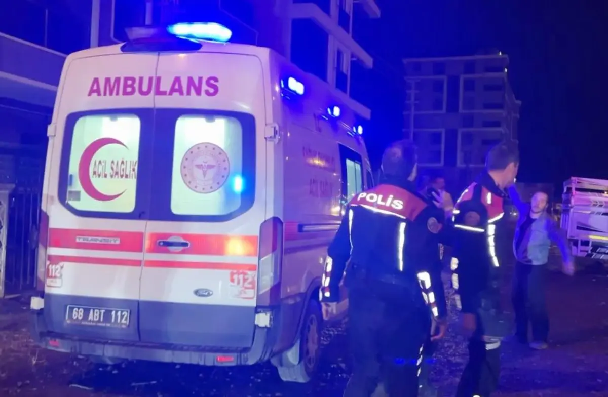 Aynı evde bastığı adamı bıçakladı, annesi herkesin içinde polise tokat attı 4