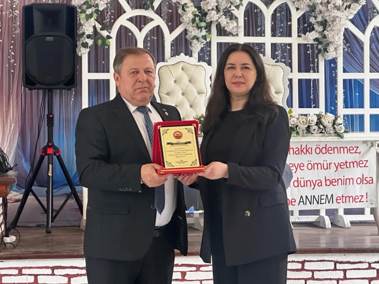 Anneler Günü’nde Emekliler Derneği’nde Kutlama