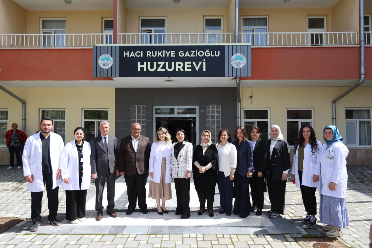 Anneler Günü’nde Huzurevi’ne Anlamlı Ziyaret