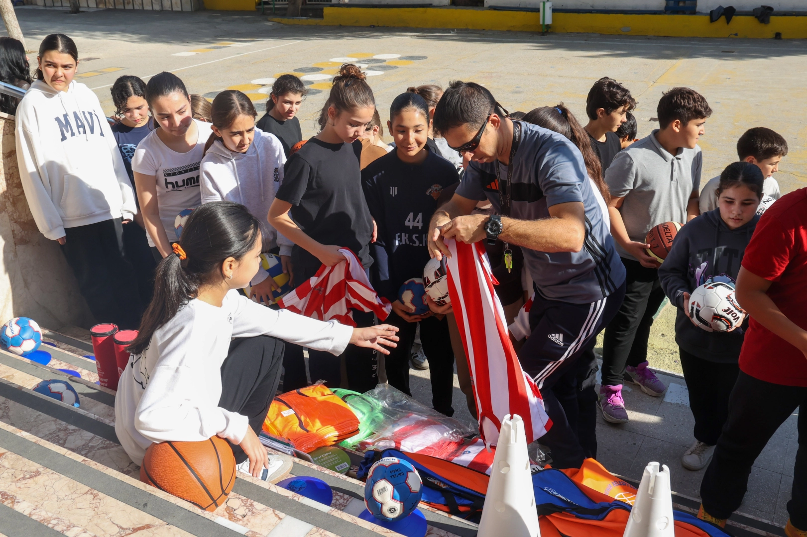 Antalya’da 19 İlçeye Spor Malzemesi Desteği!