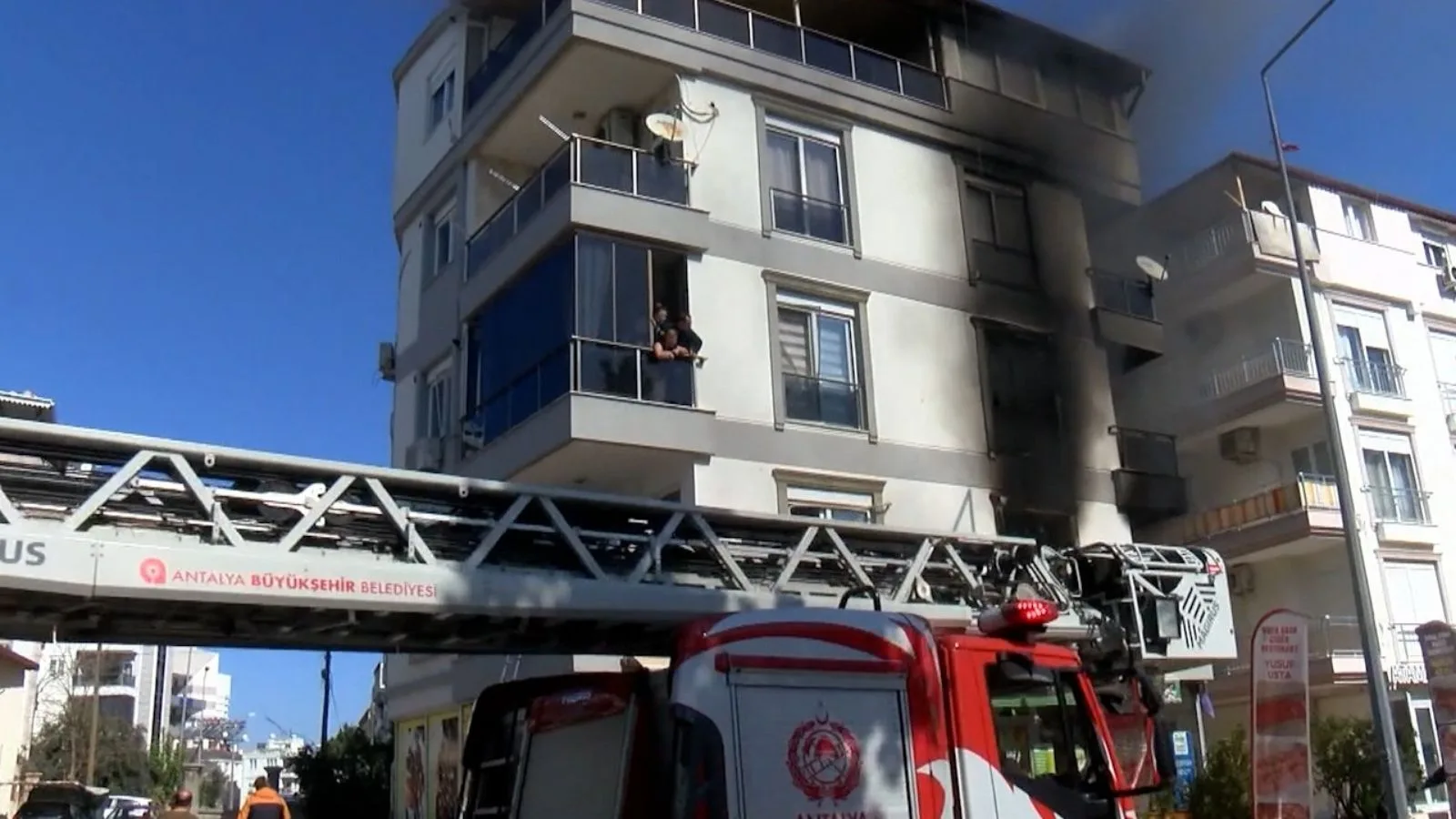 Antalya’da Apartman Yangınında 6 Kişi Kurtarıldı