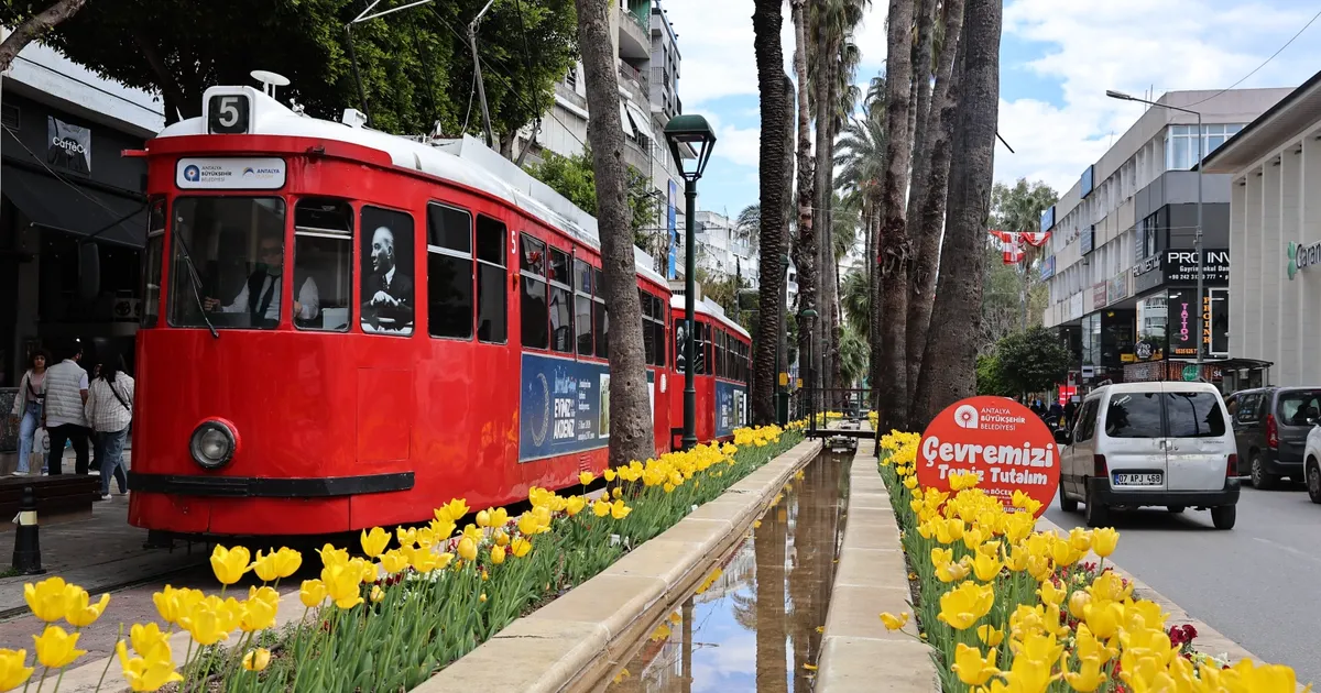 Antalya’da Bahar, Lalelerle Renklendi!