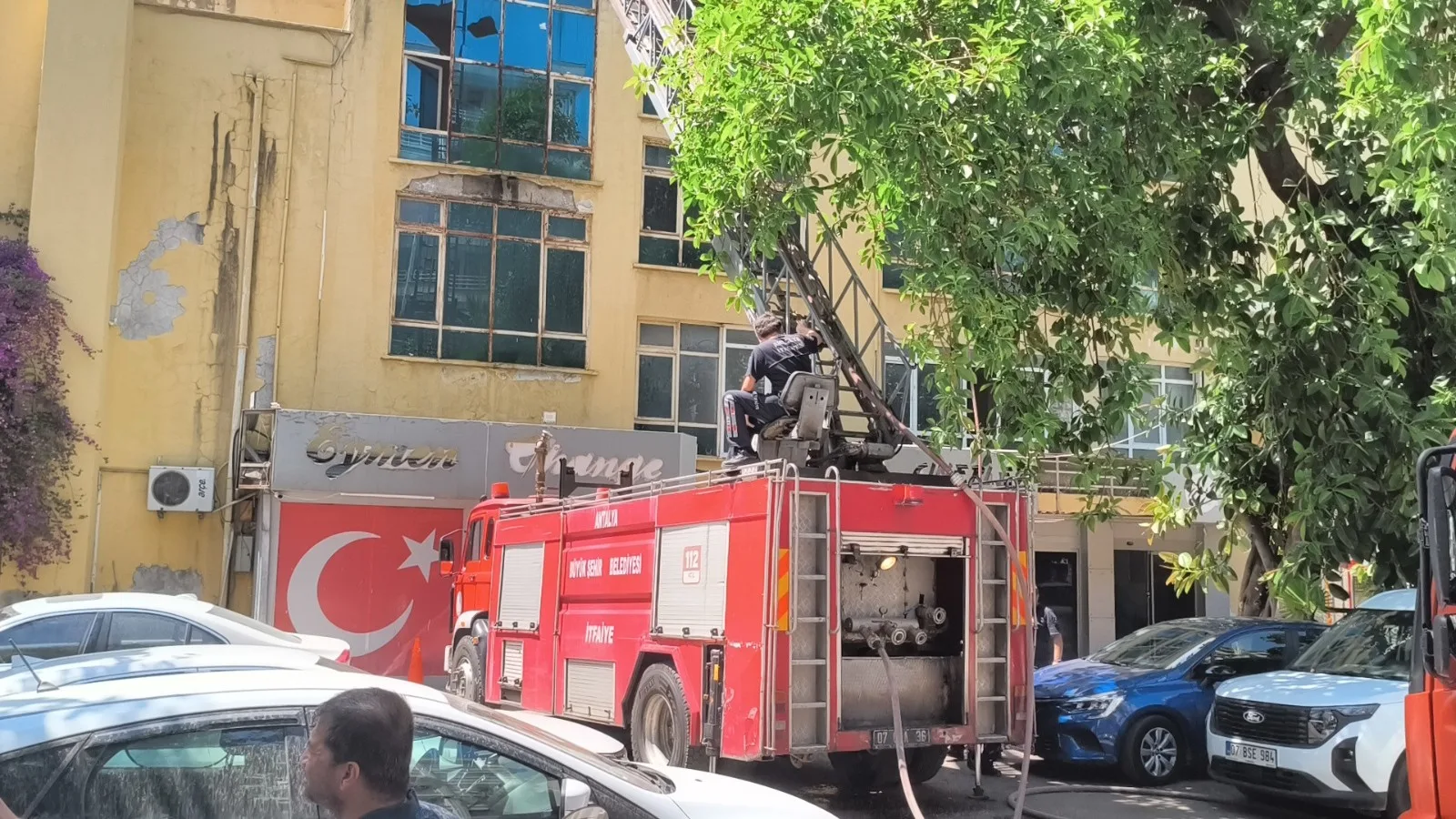 Antalya’da Boş Binada Çıkan Yangın Söndürüldü!